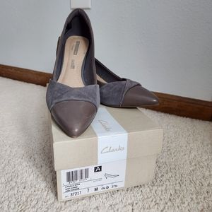 Clarks Women's Size 7M Grey leather & suede kitten heel pumps with box